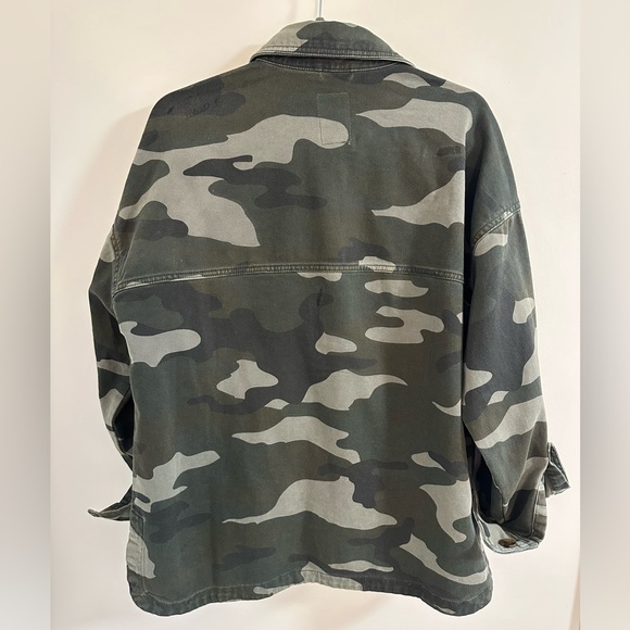 Women’s Boyfriend Oversized Camouflage Print Jean Jacket Sz Small - Picture 2 of 3